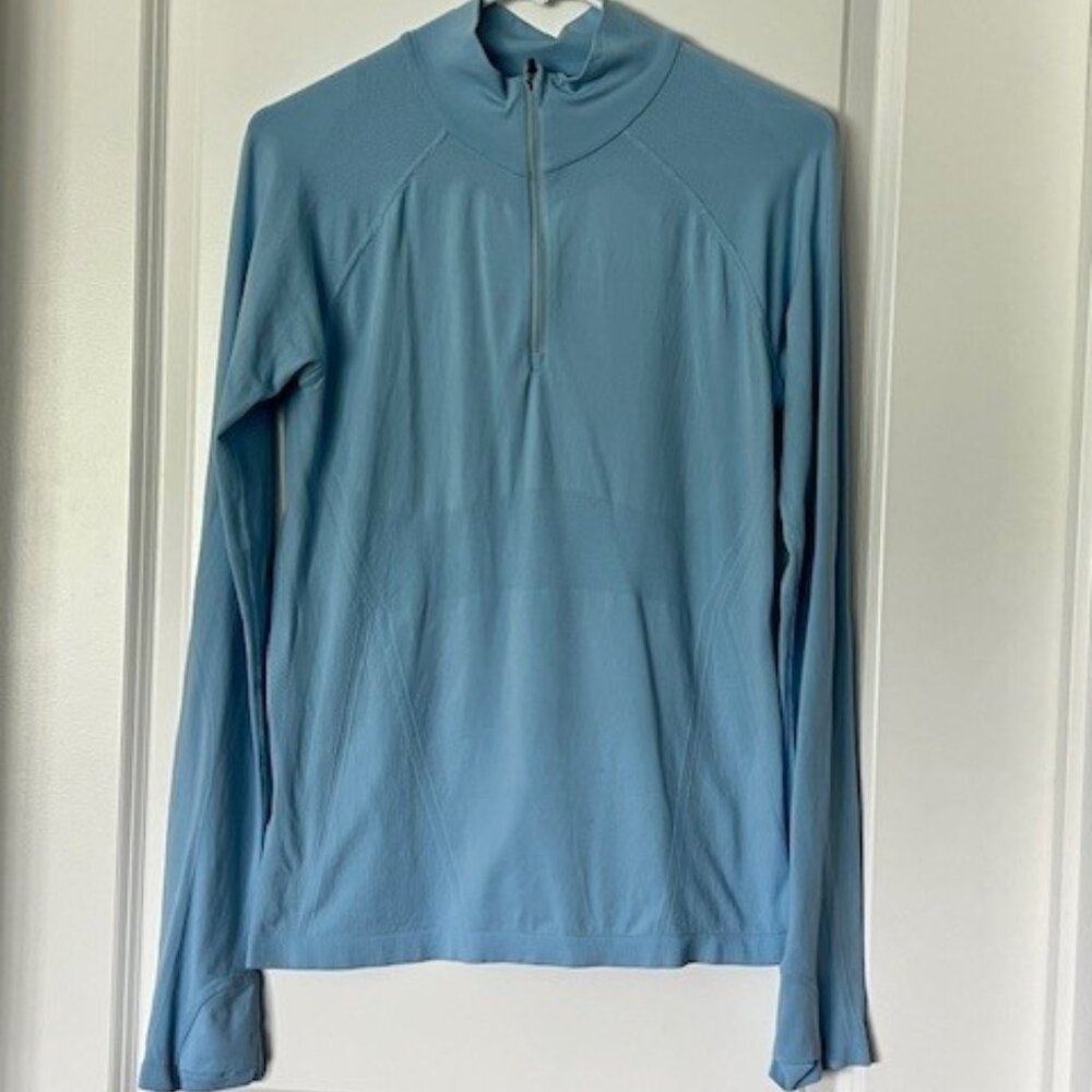 Athleta ladies light blue pullover, 1/2 zip with mock neck, thumb holes. Sz Med